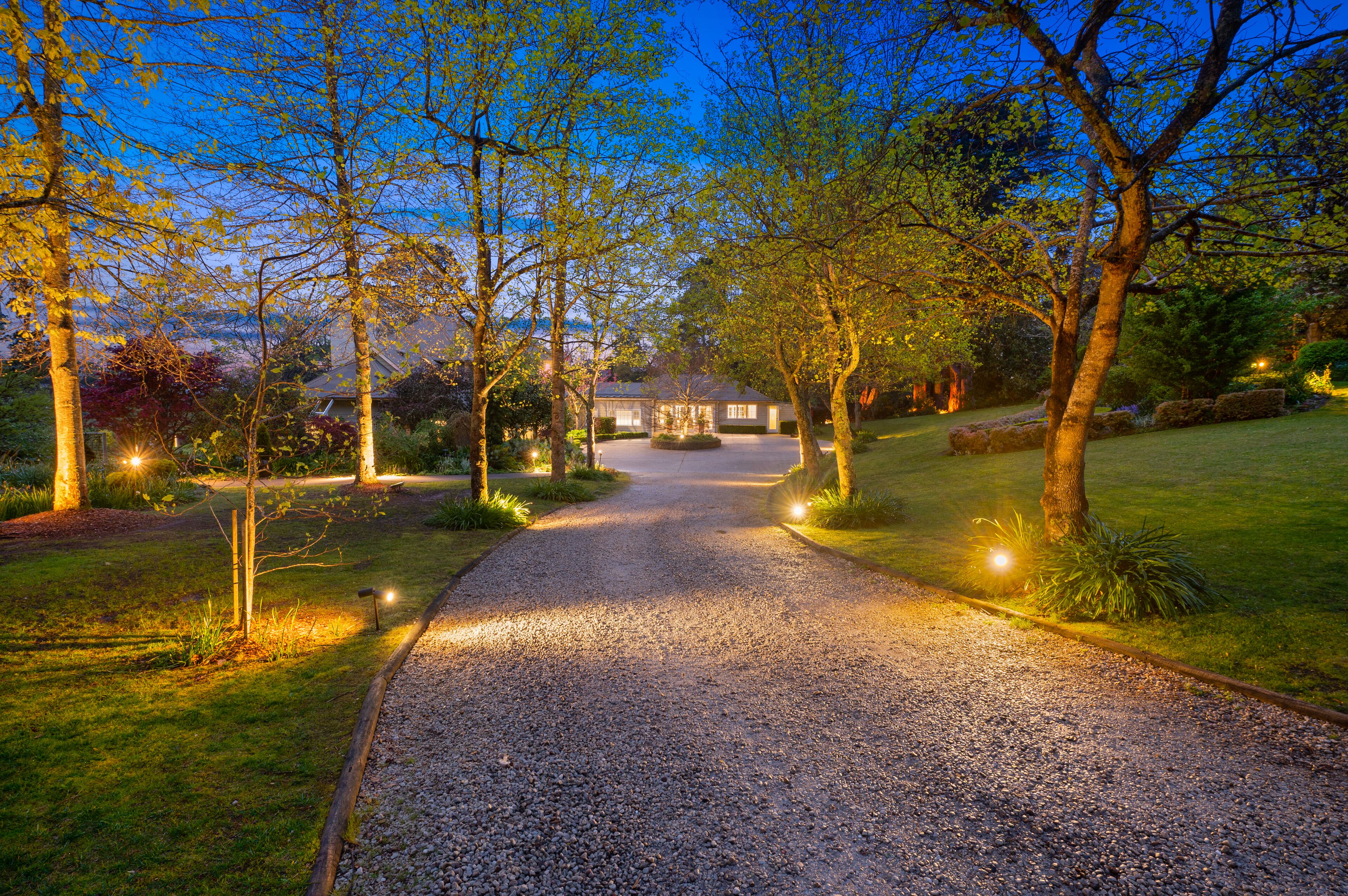 Fachada de la propiedad por la tarde o noche