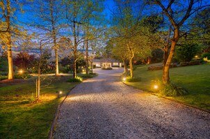 Fachada da propriedade à noite