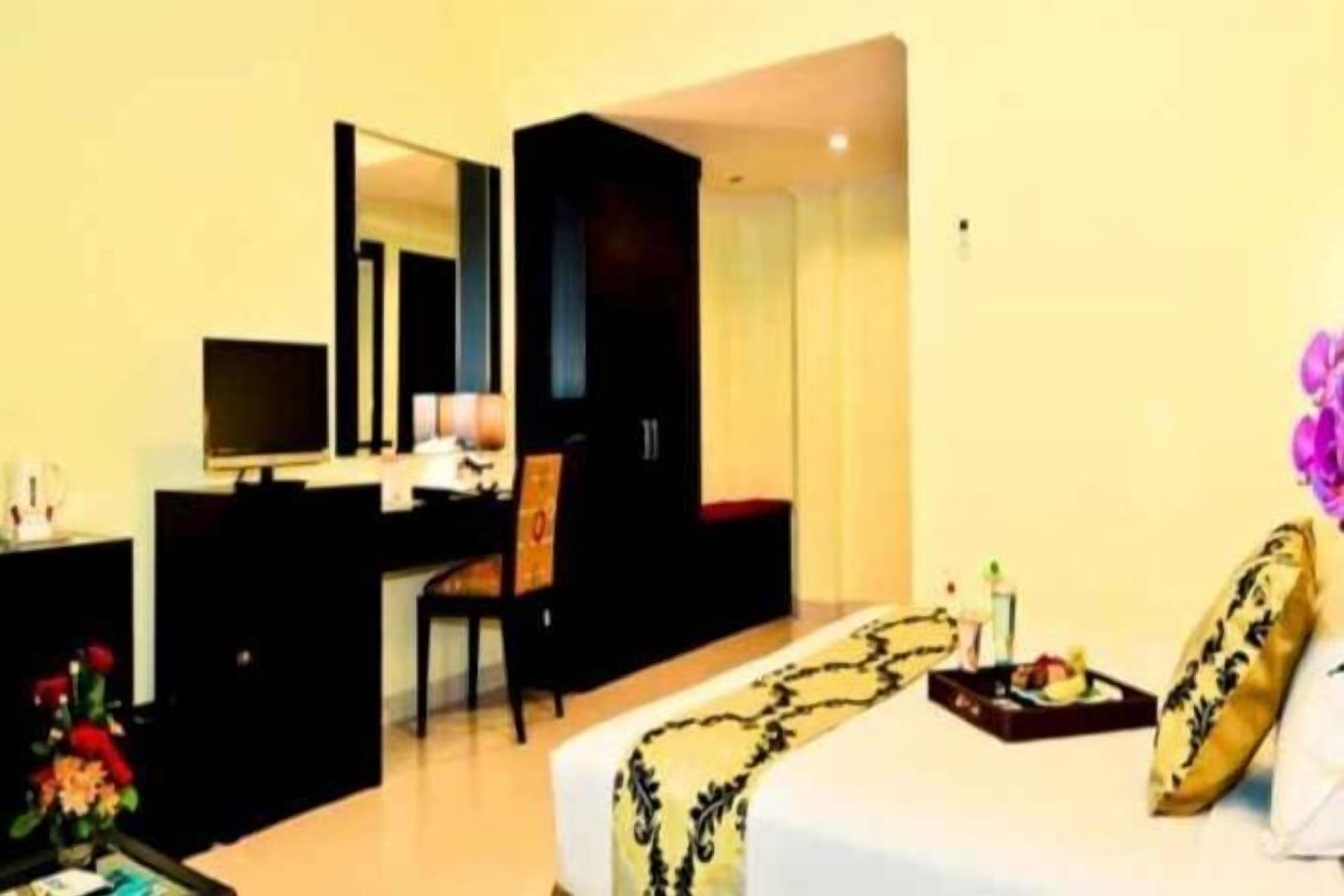 Peti besi dalam bilik, meja, Wi-fi percuma, cadar katil 