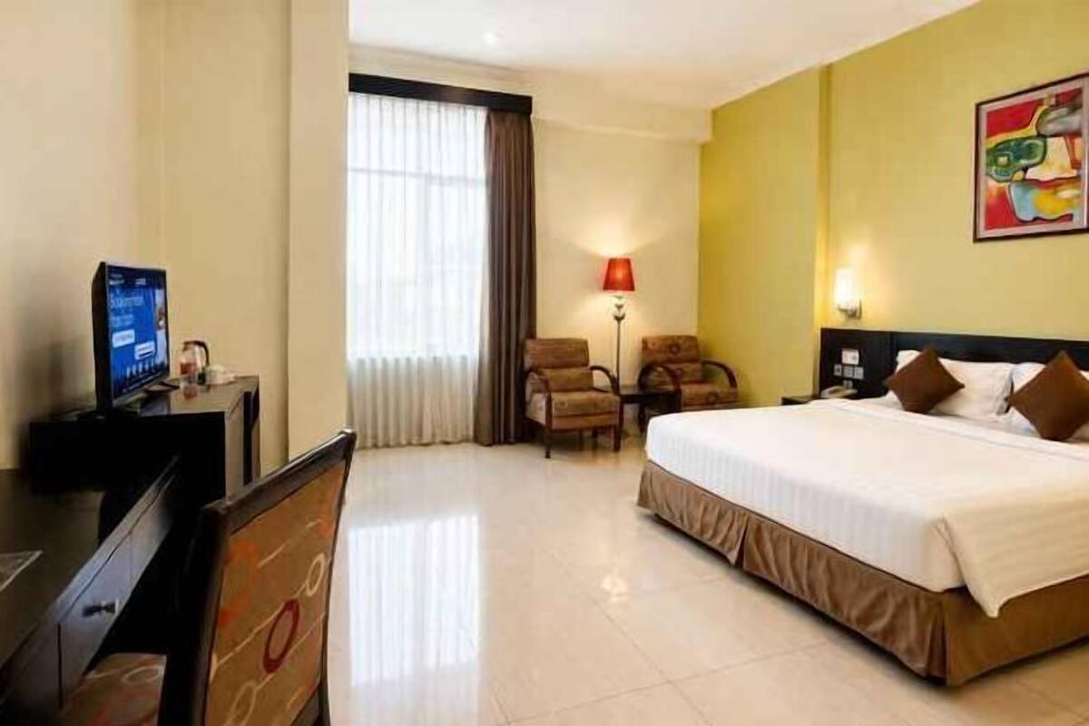 Caja fuerte, escritorio, wifi gratis y ropa de cama