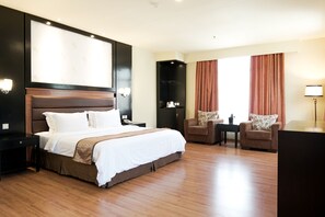 Habitación Deluxe con 1 cama matrimonial o 2 individuales | Caja de seguridad en la habitación, escritorio y wifi gratis 