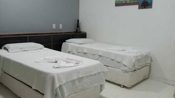 Quarto solteiro clássico | Wi-Fi, roupa de cama