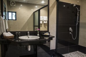 Shower, free toiletries, hair dryer, towels - Atlantic Hotels and Suites (Lagos)