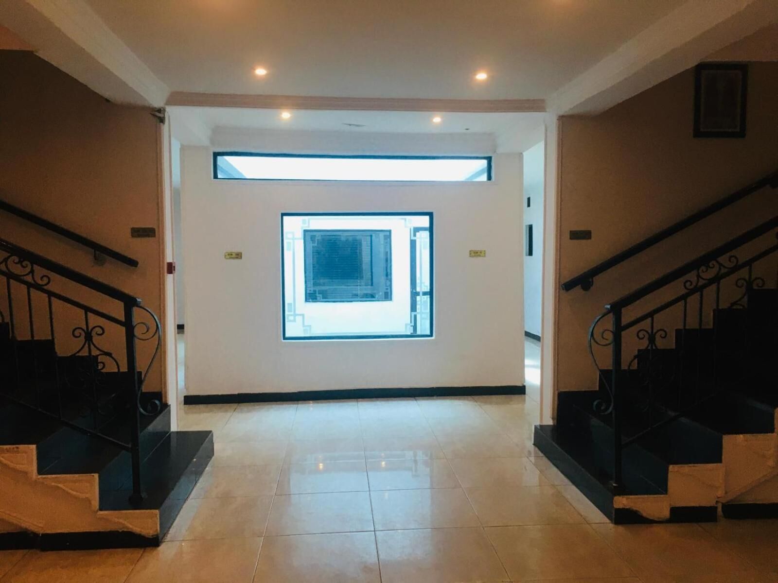 Un escalier surmonté d’une lucarne centrale donnant accès à l’étage supérieur.
