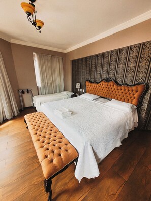 Escritorio, cortinas blackout y tabla de planchar con plancha 