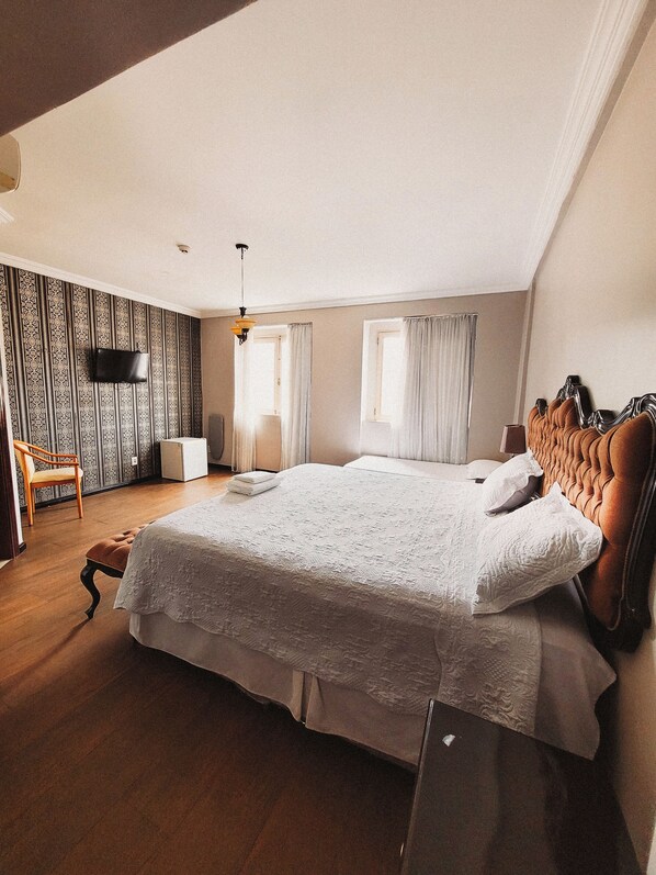 Escritorio, cortinas blackout y tabla de planchar con plancha 