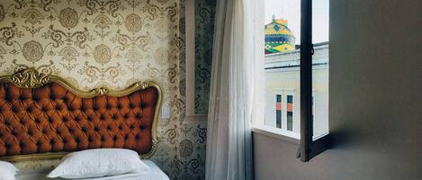 Bureau, rideaux occultants, fer et planche Ă repasser, Wi-Fi gratuit