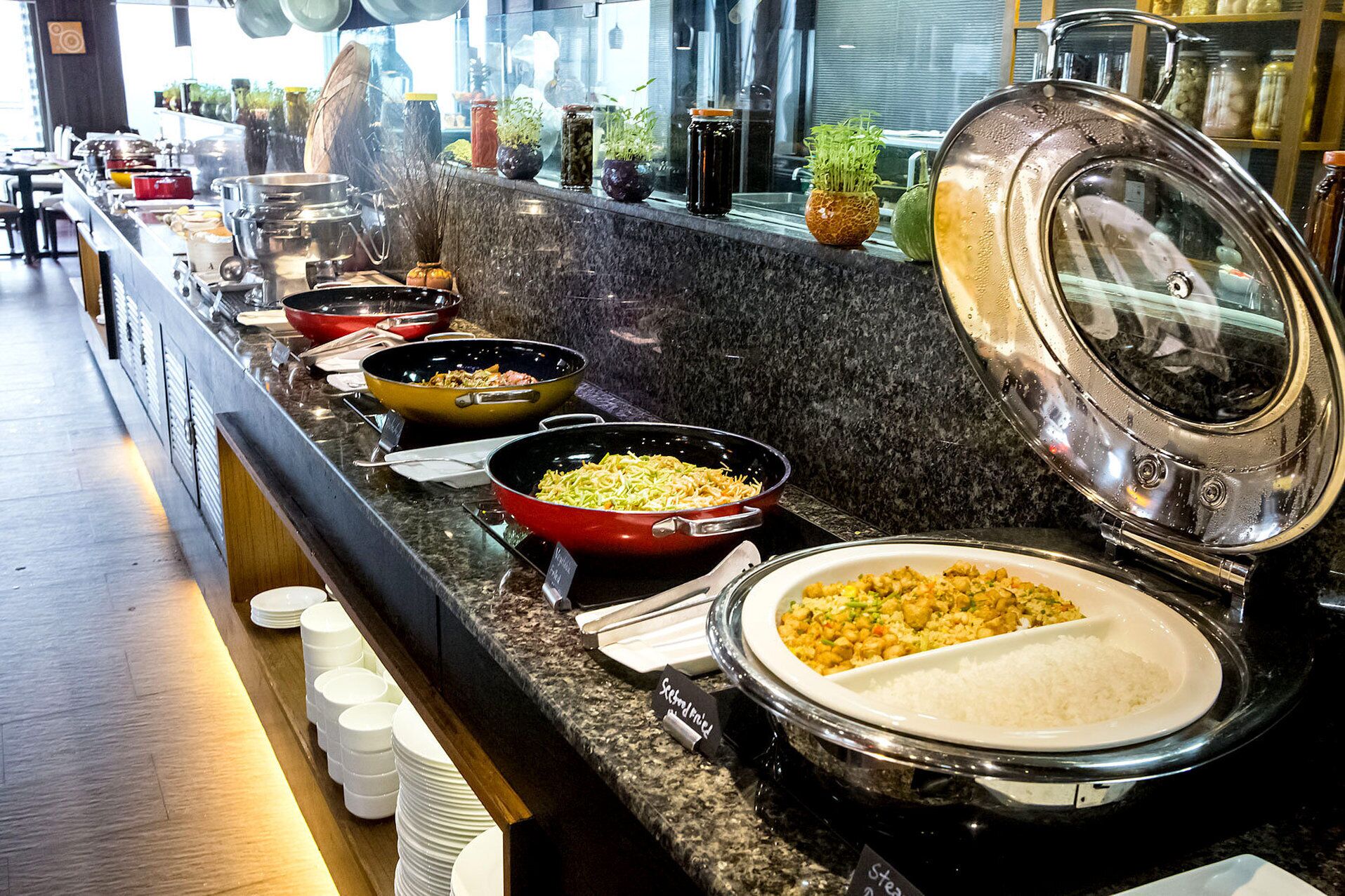 2 restaurants, breakfast, lunch, dinner served; international cuisine