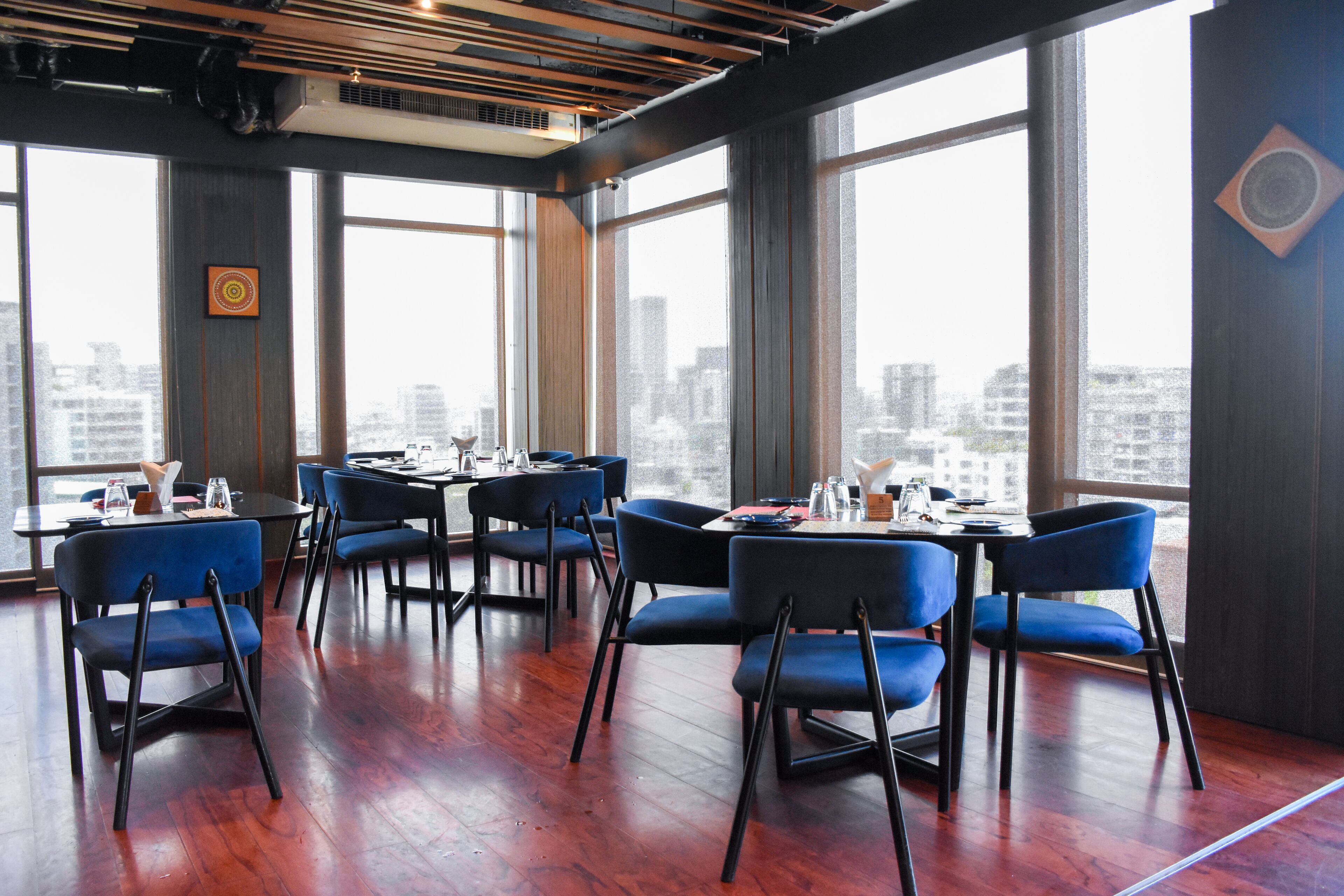 2 restaurants, breakfast, lunch, dinner served; international cuisine 