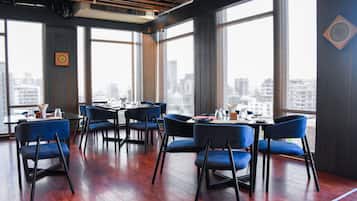 2 restauranter, frokost, lunsj og middag serveres, internasjonale retter