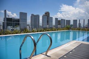 Una piscina al aire libre, tumbonas