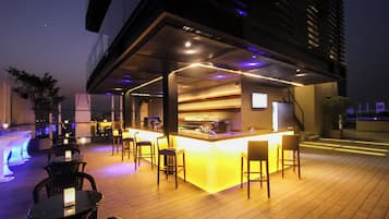 2 restaurantes; se sirve desayuno, almuerzo y cena; cocina internacional