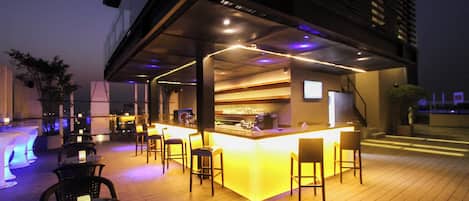 2 restaurants, breakfast, lunch, dinner served; international cuisine
