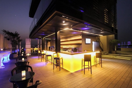 2 restaurantes; se sirve desayuno, almuerzo y cena; cocina internacional