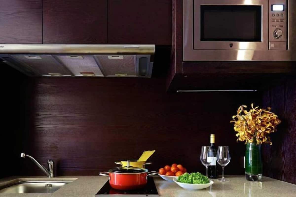 Private kitchen | Fridge, microwave, coffee/tea maker