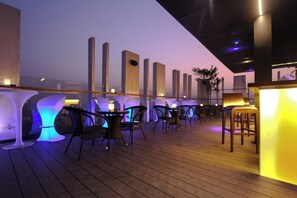 2 restaurants, serveren ontbijt, lunch, diner, internationale gerechten