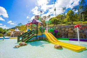 Área de juegos infantiles al aire libre