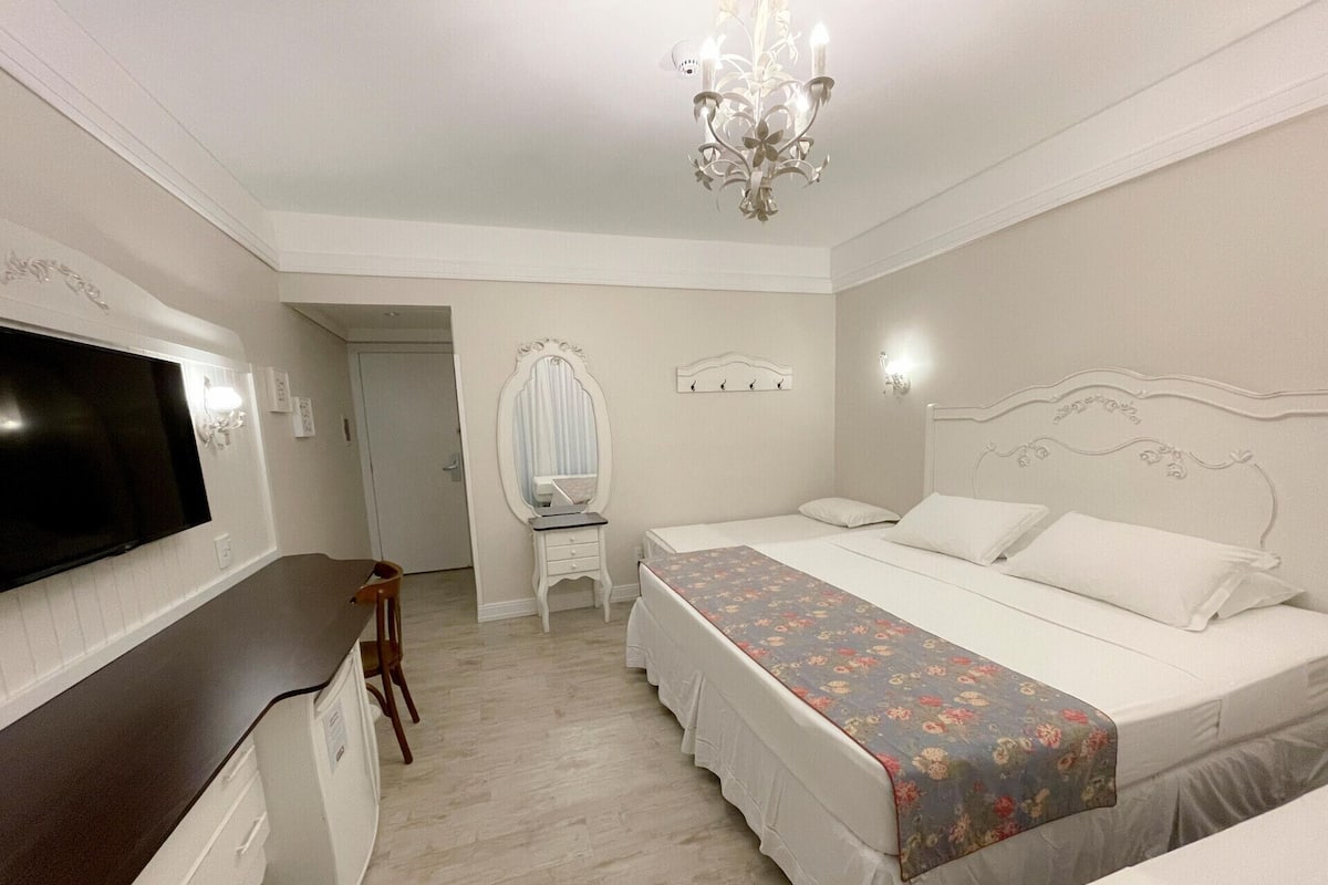 Minibar, in-room safe, WiFi (free), bed sheets