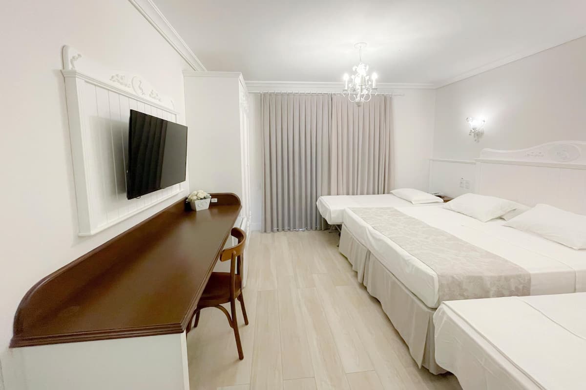 Minibar, in-room safe, WiFi (free), bed sheets