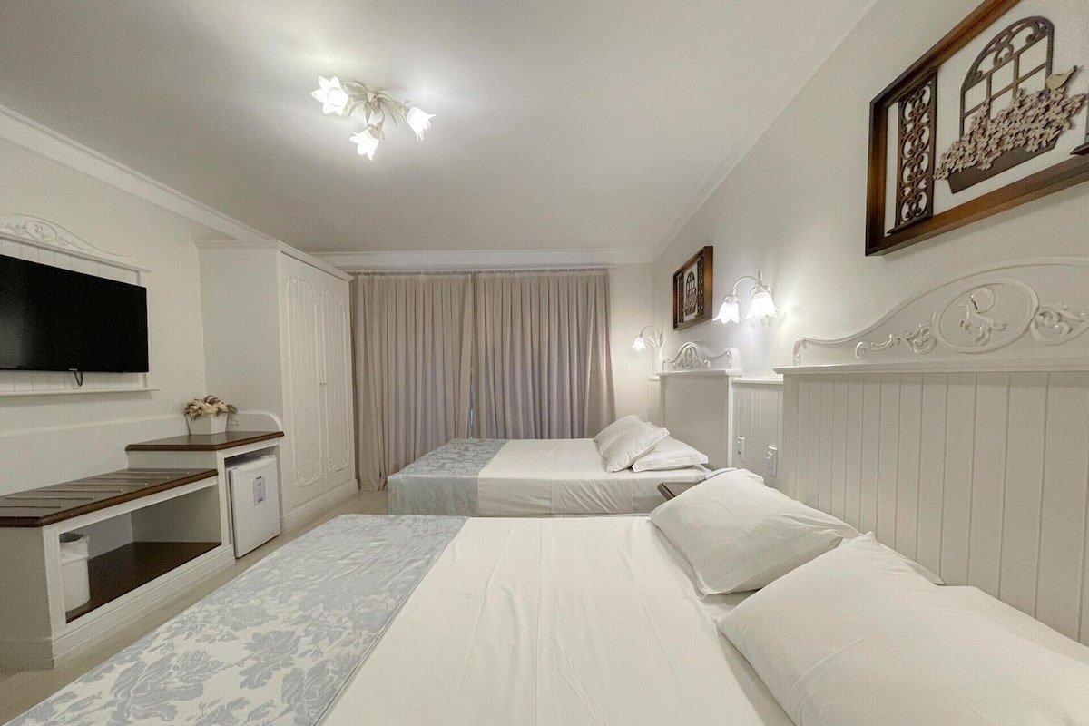 Minibar, in-room safe, WiFi (free), bed sheets