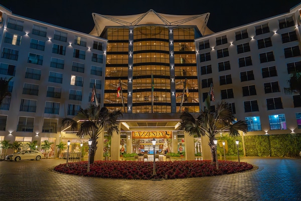 Façana frontal de l'allotjament (vespre/nit)