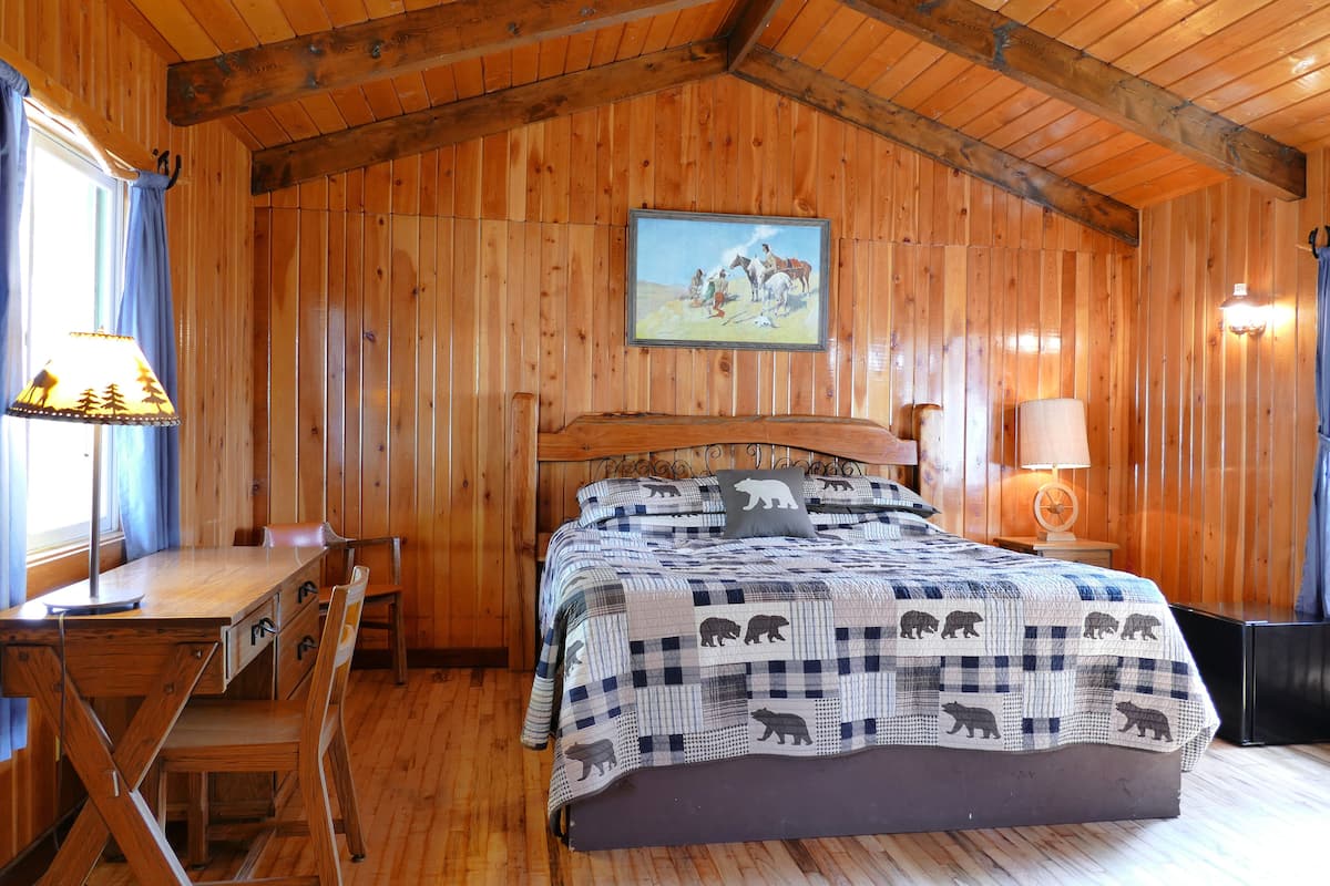 Deluxe Cabin, 2 Bedrooms, 2 Bathrooms (Cabin 6) | 1 bedroom, individually decorated, individually furnished