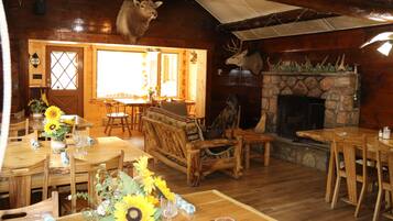 Family Cabin | In-room dining