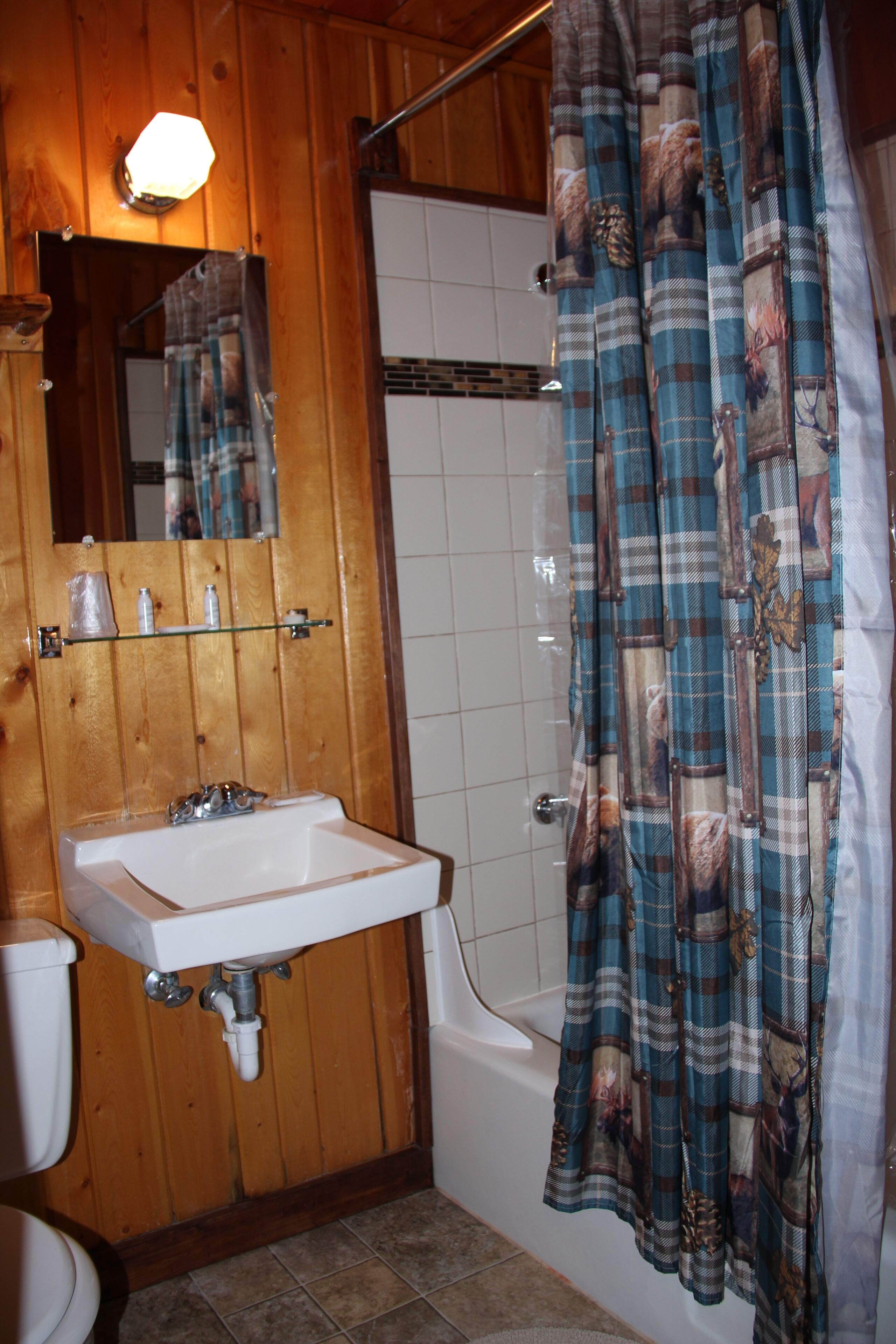 deluxe cabin, 2 bedrooms, 2 bathrooms (cabin 6) | bathroom | towels