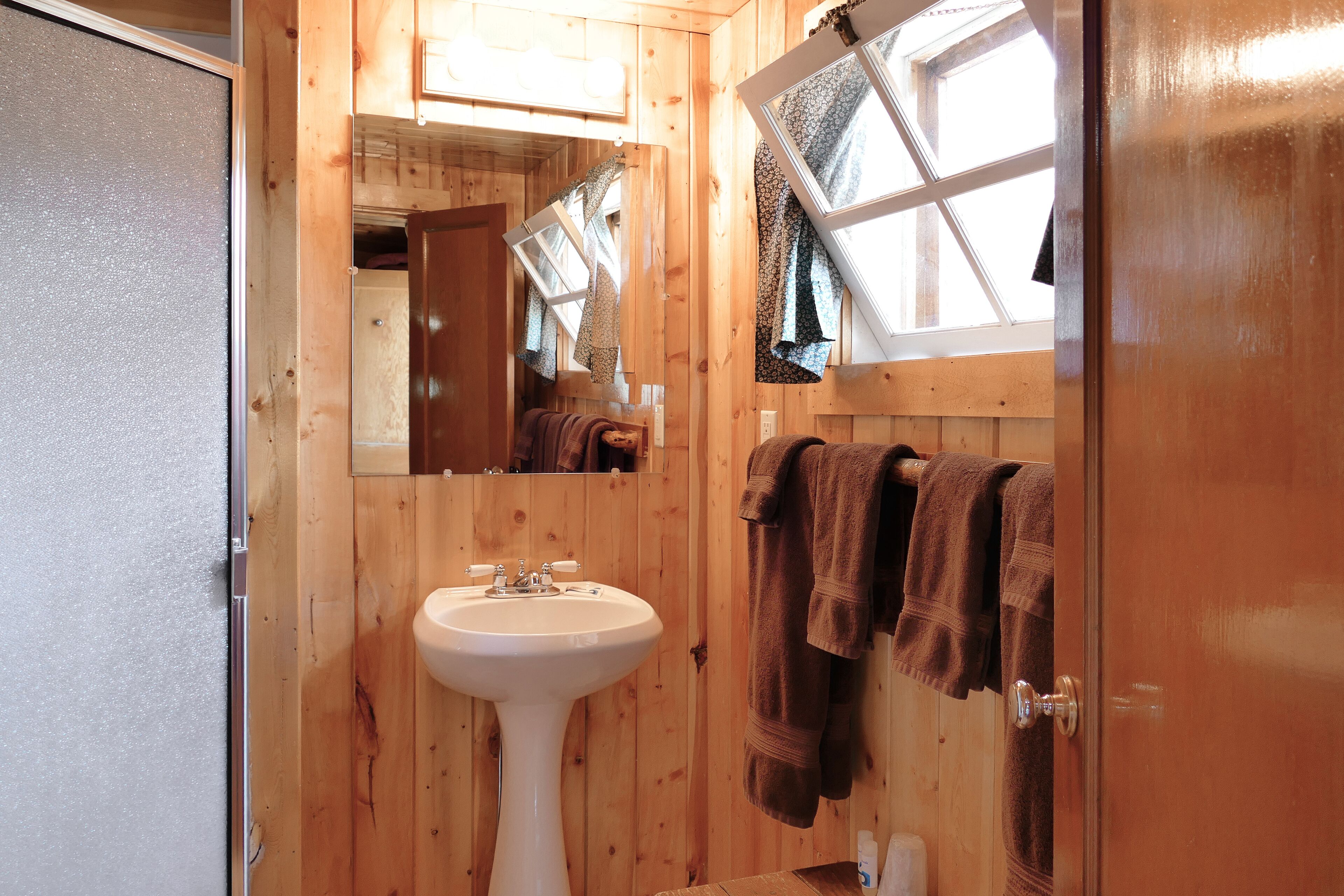 classic cabin | bathroom | towels