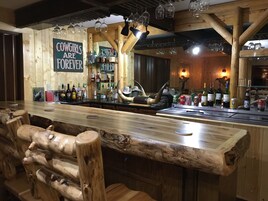 Family Cabin | Bar (on property)