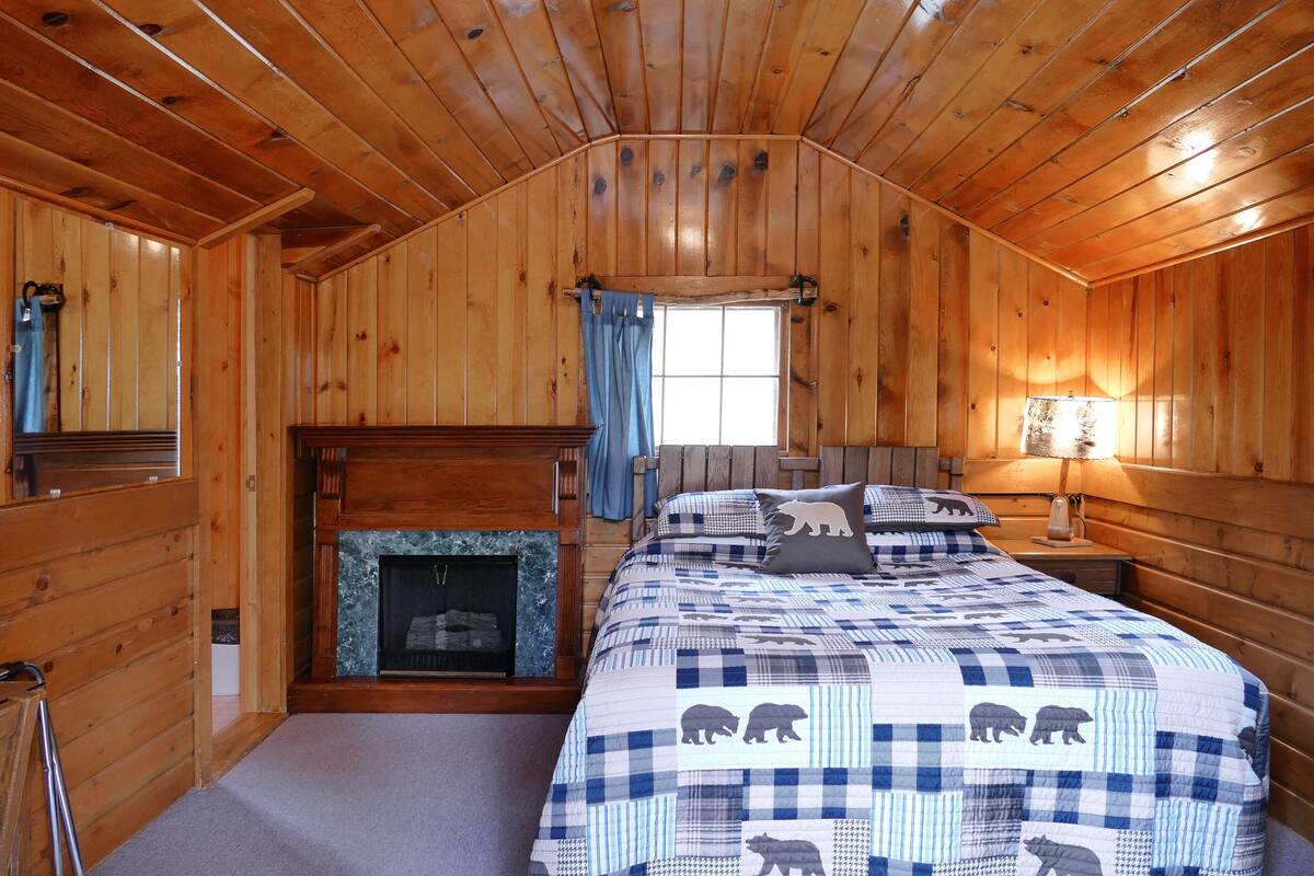 Classic Cabin | 1 bedroom, individually decorated, individually furnished