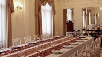 Petit déjeuner, déjeuner et dîner servis sur place