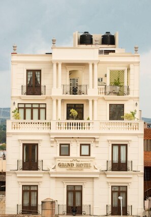 A multi-story building with balconies and a sign reading "GRAND HOTEL". - Grand Hotel, Hotel Boutique Tepatitlán (Tepatitlan de Morelos)