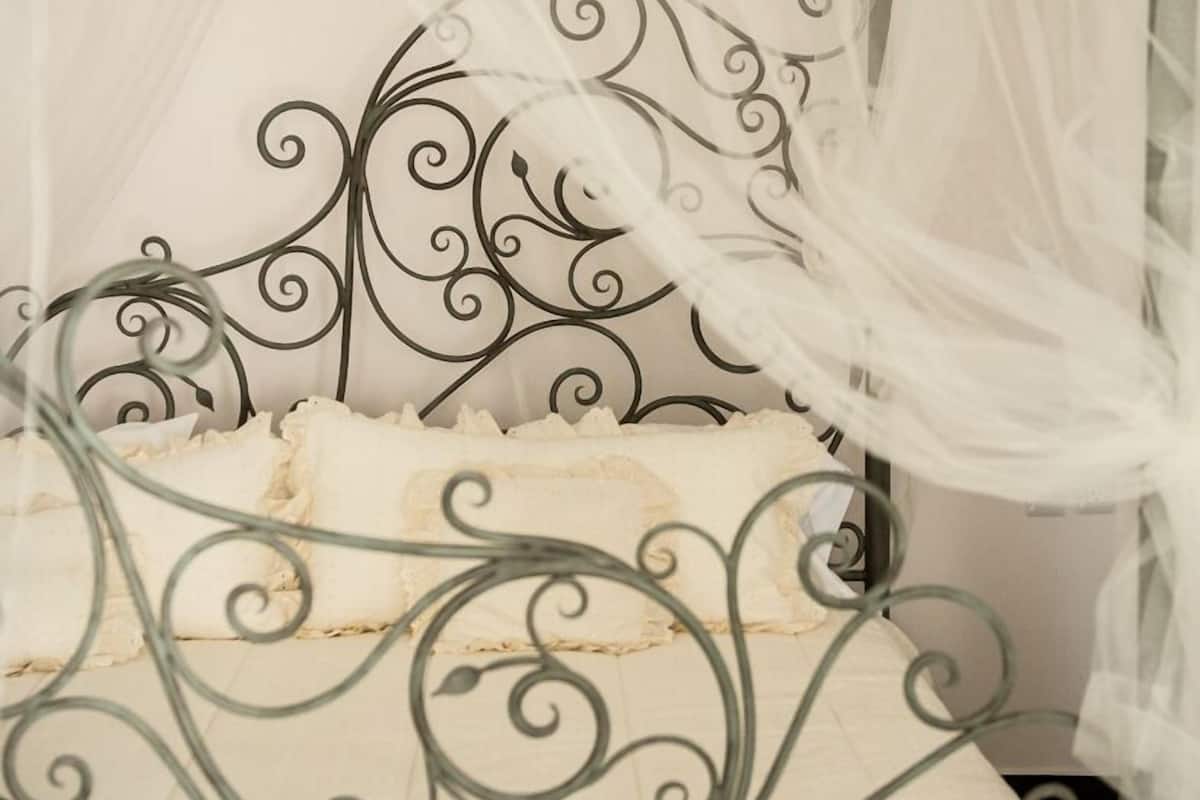Suite Neruda | Premium bedding, in-room safe, soundproofing, free WiFi