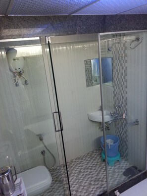 A/C Single Bed Deluxe Room | Bathroom | Hair dryer, towels