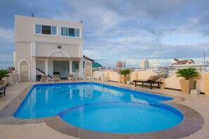 Outdoor pool, pool umbrellas, pool loungers - LK Mansion (Pattaya)