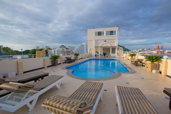Piscine extérieure, parasols de plage, chaises longues