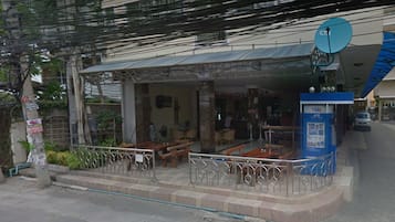 Breakfast, lunch, dinner served; Chinese cuisine