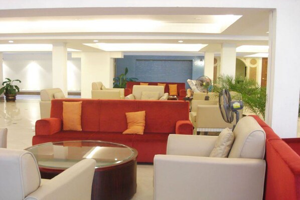 Lobby sitting area - LK Mansion (Pattaya)