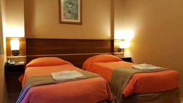 Minibar, escritorio y espacio para trabajar con laptop