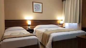 Kolmen hengen huone, useita sänkyjä, kaupunkinäköala | Minibaari, työpöytä, kannettavalle tietokoneelle sopiva työtila