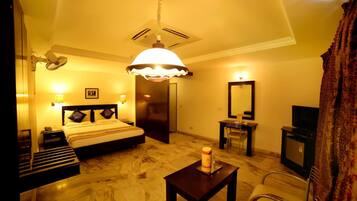 Premium bedding, in-room safe, individually decorated