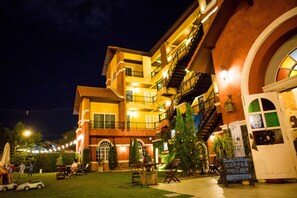 A multi-story building with a coffee shop and a chill bar. - San Pareni Hotel (Chiang Mai)