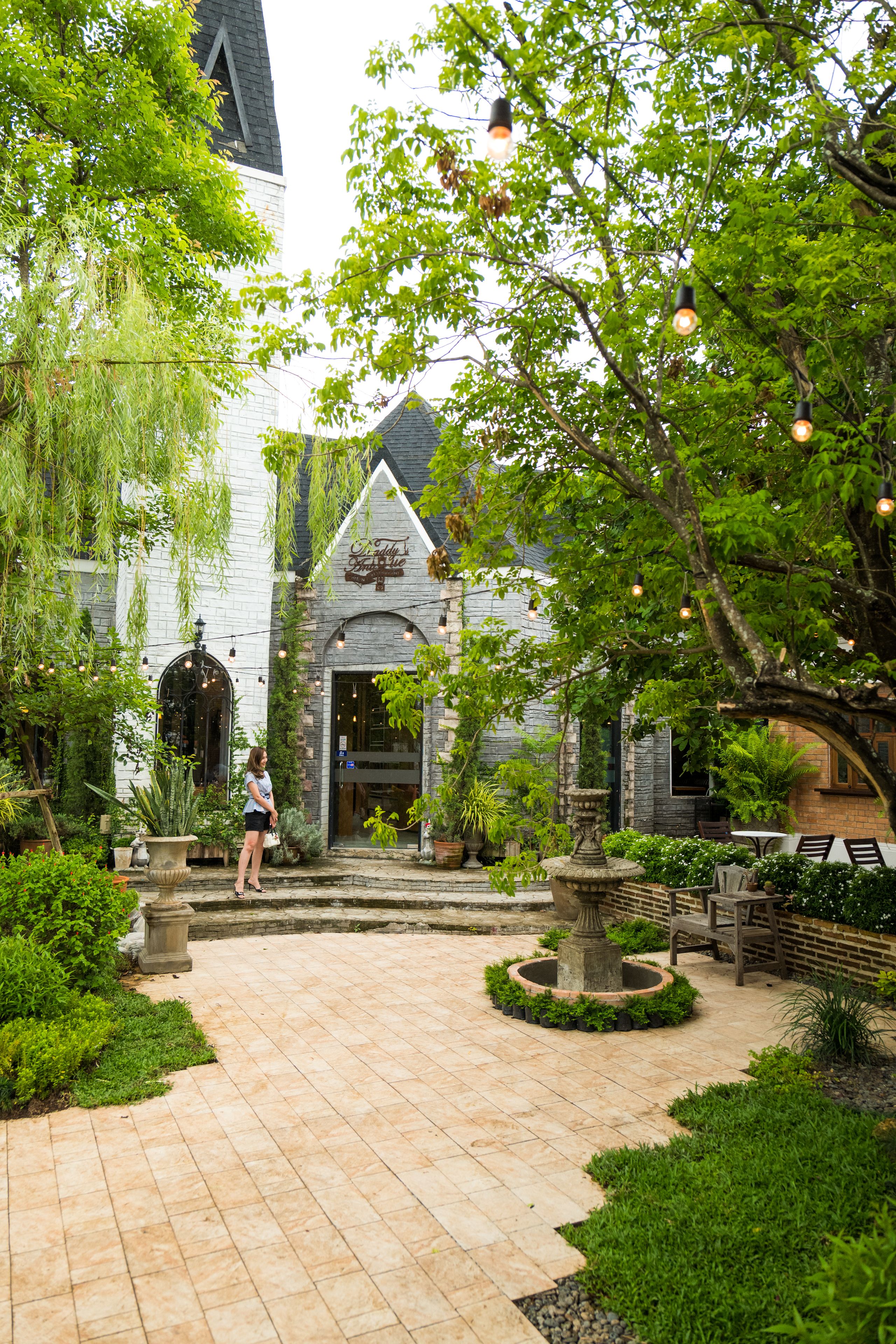 breakfast, lunch and dinner served