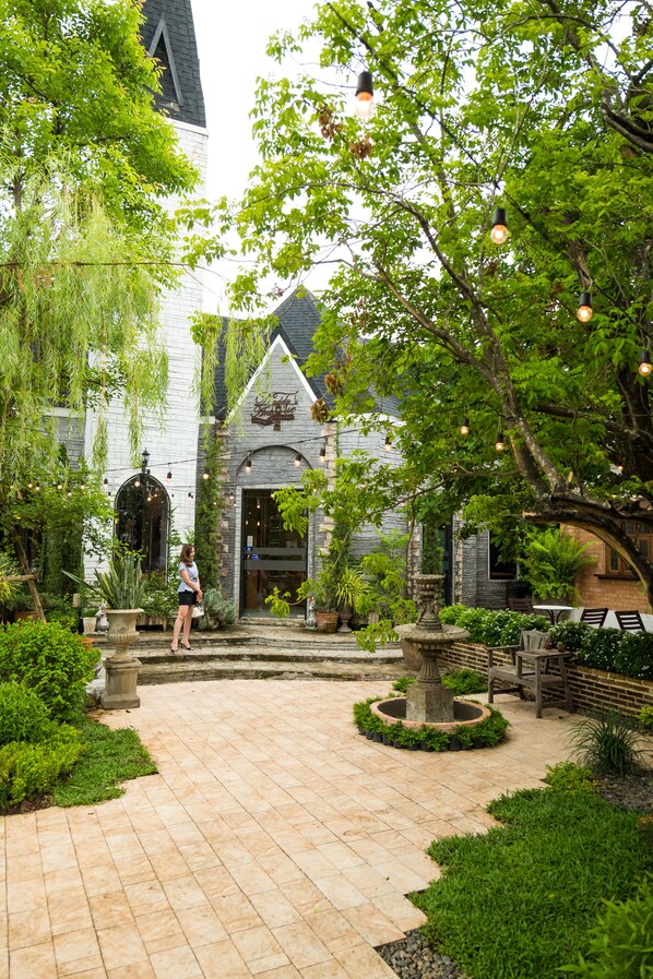 Breakfast, lunch and dinner served