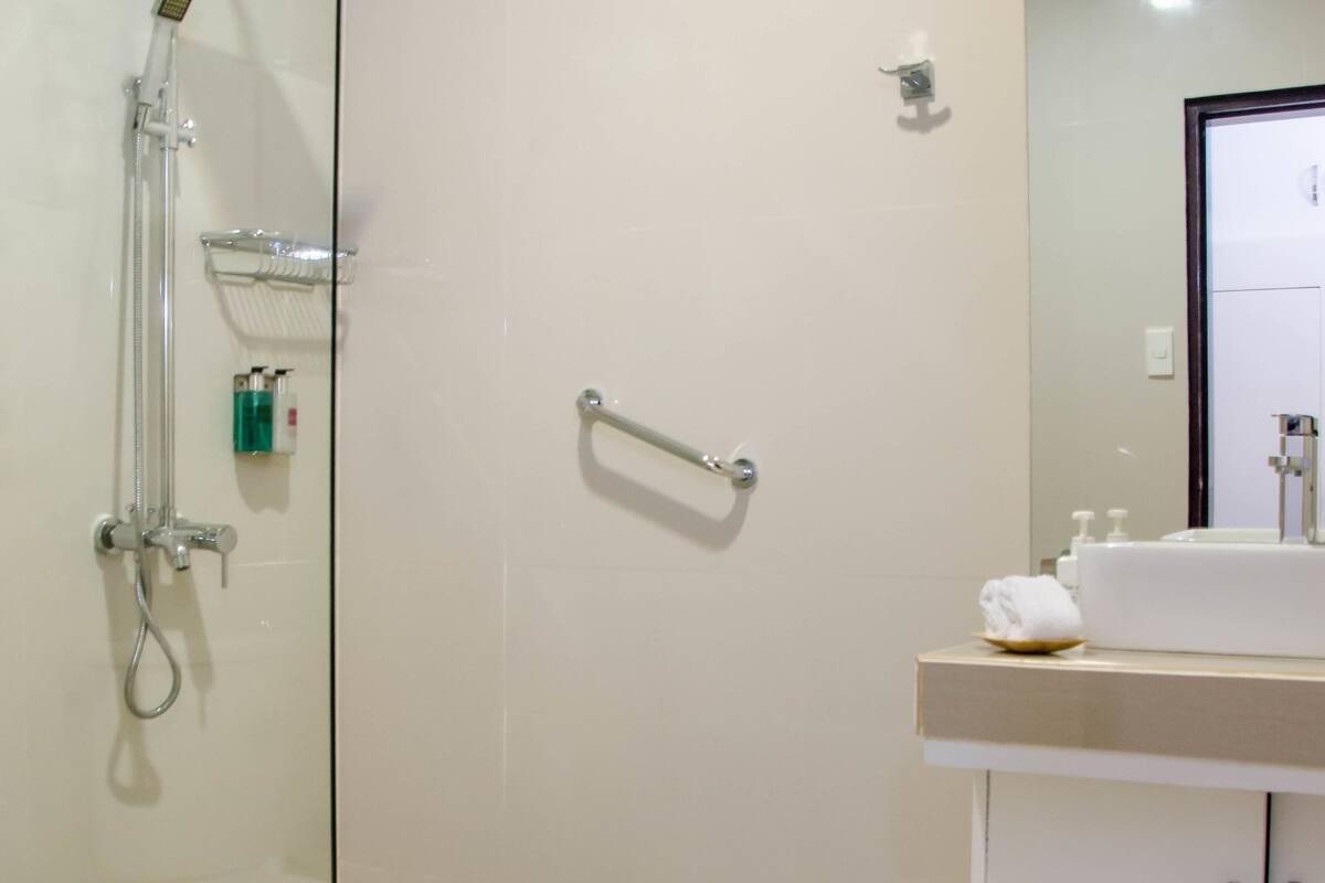 superior room | bathroom | shower, free toiletries, hair dryer, towels