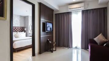 Family Suite | Living area | 42-inch LCD TV with cable channels, TV