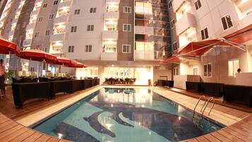 2 สระว่ายน้ำกลางแจ้ง, ร่มริมสระว่ายน้ำ, เก้าอี้อาบแดดริมสระ