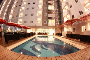 2 outdoor pools, pool umbrellas, pool loungers - MG Suites Hotel (Semarang)