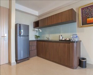 Suite familiar | Cocineta privada | Refrigerador con congelador y cafetera y tetera